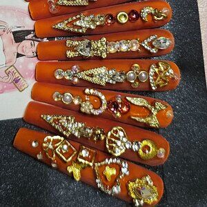 Glamorous Press On Set with a Vintage Vibe